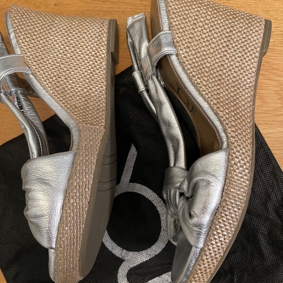 You by Crocs Silver Wedges Sandals - Size 10 - Picture 4 of 4